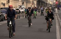 İnsanlar Paris'teki Rivoli caddesinde geziniyor.