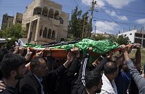مشيعون فلسطينيون يحملون جثمان القائد المحلي في حركة حماس محمد دراغمة، 26 عامًا، خلال جنازته في مدينة طوباس بالضفة الغربية المحتلة، الجمعة، 12 نيسان / أبريل 2024.