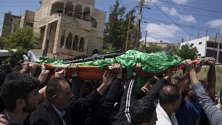 مشيعون فلسطينيون يحملون جثمان القائد المحلي في حركة حماس محمد دراغمة، 26 عامًا، خلال جنازته في مدينة طوباس بالضفة الغربية المحتلة، الجمعة، 12 نيسان / أبريل 2024.