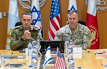رئيس أركان الجيش الإسرائيلي، هرتسي هاليفي، وقائد القيادة المركزية الأمريكية (سنتكوم) مايكل إريك كوريلا، خلال اجتماع في تل أبيب، 12 نيسان / أبريل 2024