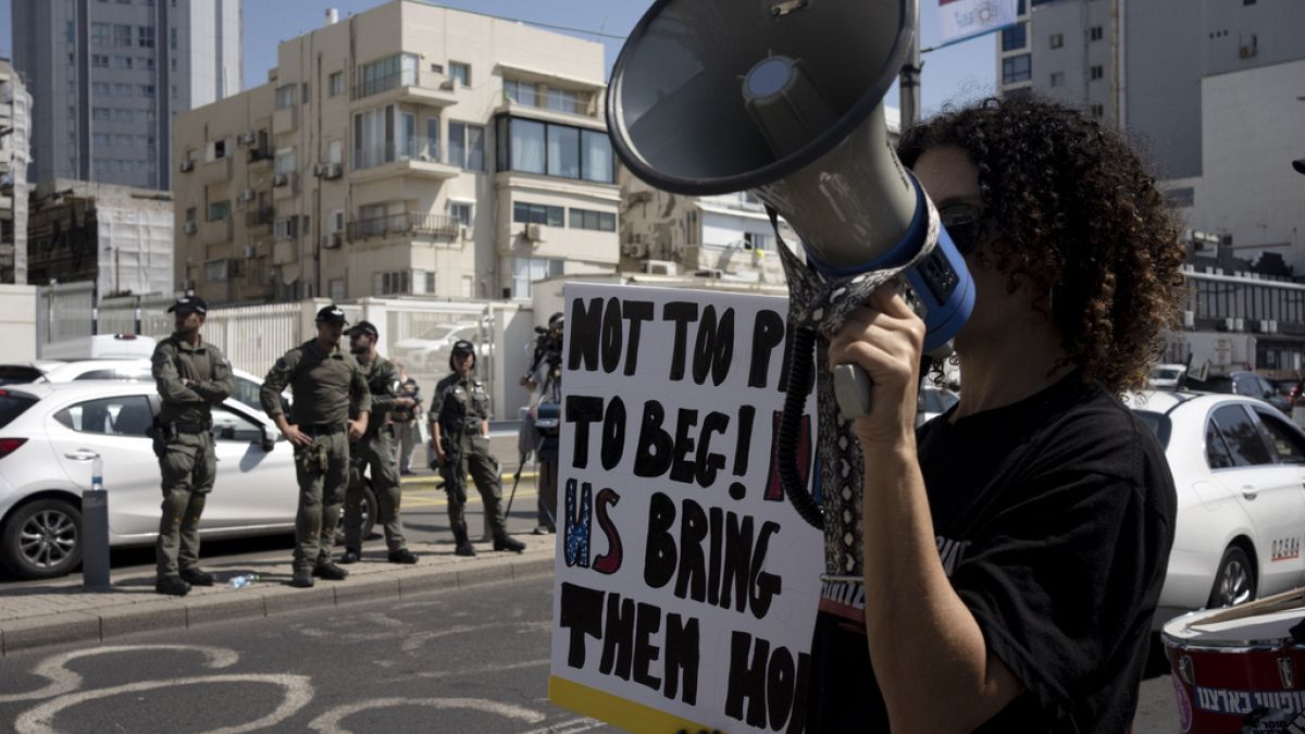 Demonstrantin protestiert für das Durchlassen von Hilfsgütern nach Gaza.