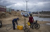 Palestinianos enfrentam a escassez de água potável