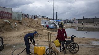 Palestinianos enfrentam a escassez de água potável