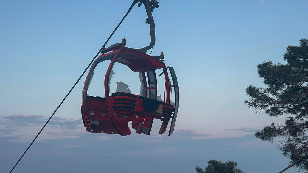 Turkey cable car accident: Scores still stranded high above mountain thumbnail