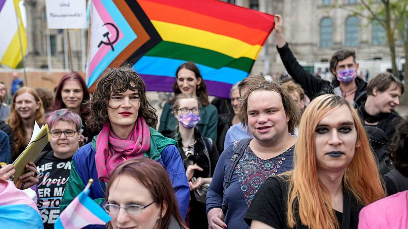 تجمع دگرباشان جنسی در بیرون ساختمان پارلمان آلمان، برلین، آوریل ۲۰۲۴