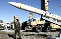 Ashtiani iráni védelmi miniszter egy Sayyad-3 rakétánál