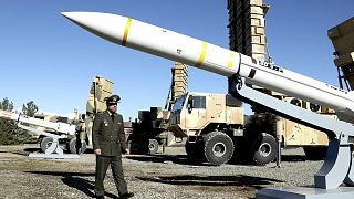 Ashtiani iráni védelmi miniszter egy Sayyad-3 rakétánál