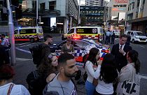 Une foule se rassemble devant le centre commercial Westfield à Sydney, le samedi 13 avril 2024