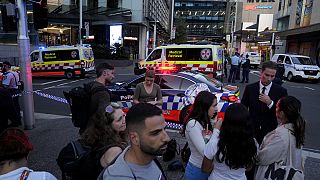 Une foule se rassemble devant le centre commercial Westfield à Sydney, le samedi 13 avril 2024