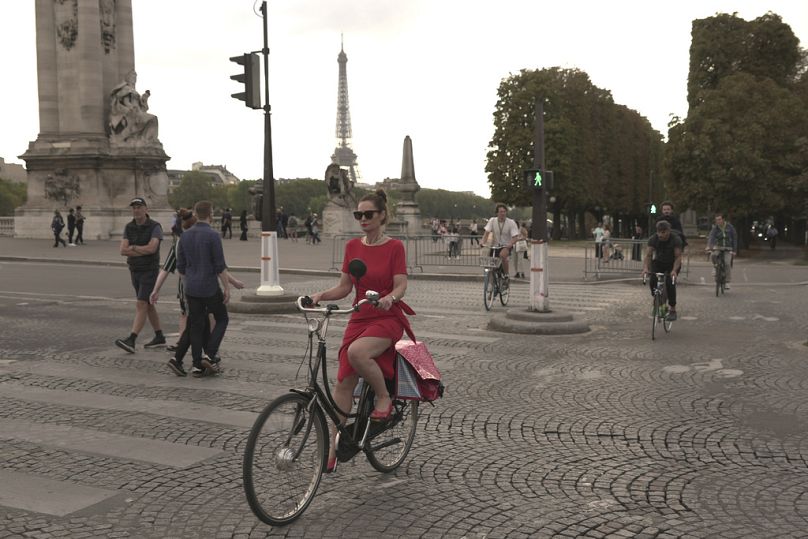 Paris'te bisikletli sürücüler