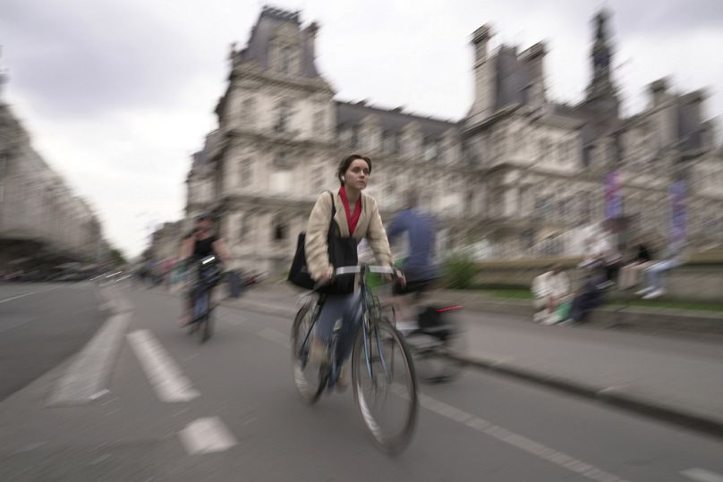 Paris merkezinde bisiklet kullanan vatandaşlar