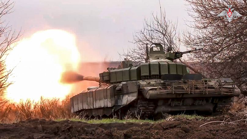 یک تانک روسی در حال شلیک به مواضع اوکراین در ماه مارس ۲۰۲۴
