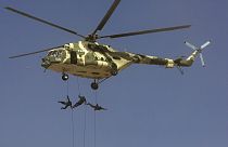 Des commandos sont descendus en rappel depuis un hélicoptère sur un porte-conteneurs affilié à Israël.