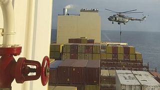 Képkocka a Hormuzi-szorosban történt helikopteres rajtaütés videójából