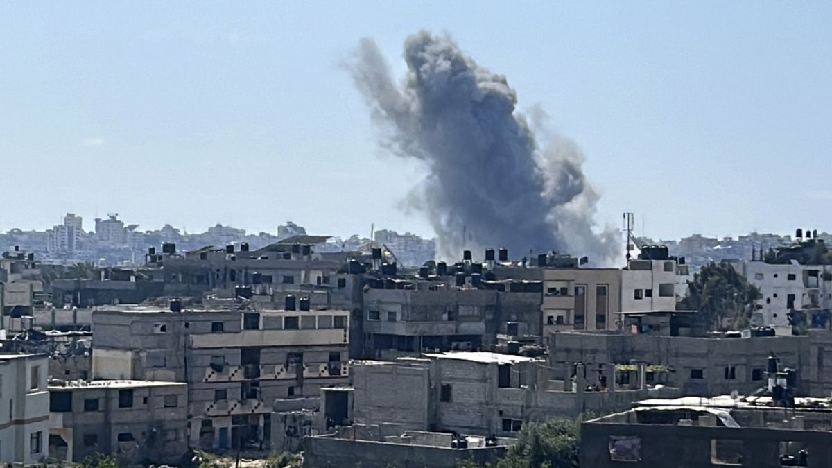 De la fumée s'élève après une frappe aérienne israélienne dans le camp de réfugiés de Jebaliya, dans la bande de Gaza, le samedi 13 avril 2024. 