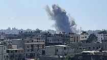 De la fumée s'échappe d'une frappe aérienne israélienne dans le camp de réfugiés de Jabalia, dans la bande de Gaza, le samedi 13 avril 2024.