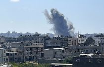 De la fumée s'élève après une frappe aérienne israélienne dans le camp de réfugiés de Jebaliya, dans la bande de Gaza, le samedi 13 avril 2024. 