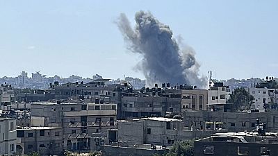 Il fumo di un bombardamento israeliano nel campo profughi di Jabalia, nel nord della Striscia di Gaza, 13 aprile 2024