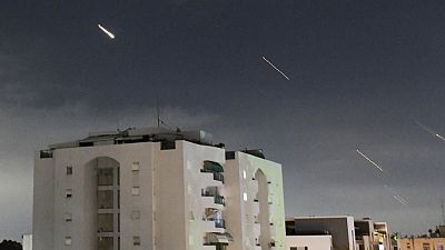 Le système de défense aérienne israélien Iron Dome est lancé pour intercepter les missiles tirés depuis l'Iran, dans le centre d'Israël, le dimanche 14 avril 2024.