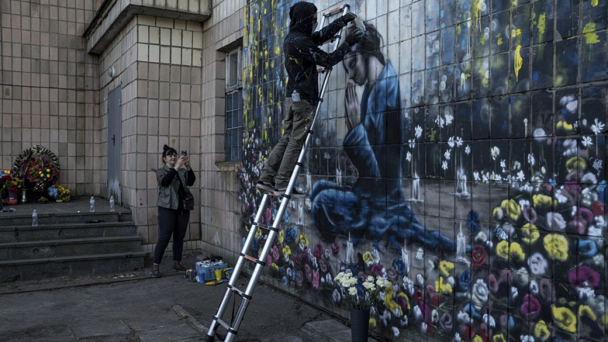 US artists paint memorial for civilians killed by Russian forces in Ukraine's Bucha thumbnail