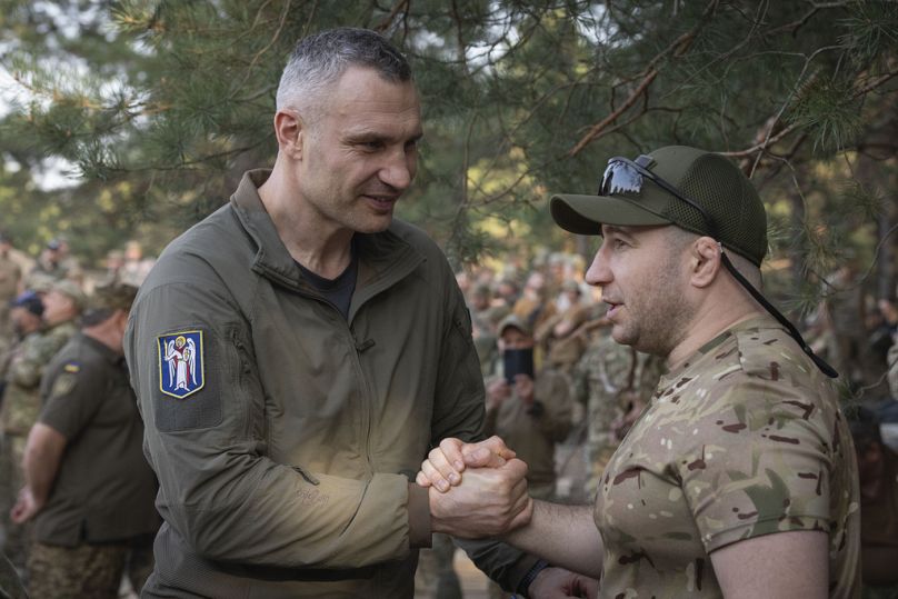 Ουκρανός στρατιώτης με τον δήμαρχο του Κιέβου Βιτάλι Κλίτσκο
