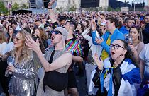 Cientos de ciudadanos siguen en una pantalla gigante una edición del popular Festival de Eurovisión.