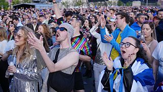 Cientos de ciudadanos siguen en una pantalla gigante una edición del popular Festival de Eurovisión.