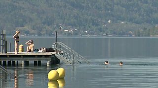 Personas disfrutando del baño en un lago austriaco