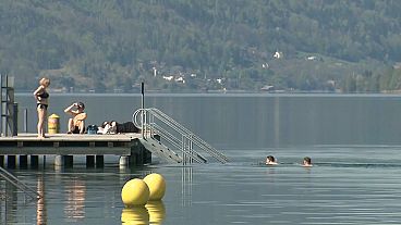 Personas disfrutando del baño en un lago austriaco