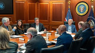 Joe Biden elnök egyeztet a nemzetbiztonsági stábbal a Fehér Házban 2024. április 13-án