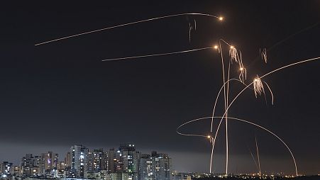 ARCHIVO - El sistema de defensa antimisiles israelí Cúpula de Hierro dispara interceptores contra cohetes lanzados desde la Franja de Gaza, en Ashkelon, sur de Israel. Jueves, 11 de mayo de 2023.