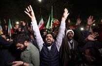 Irániak ünnepelnek Teheránban 2024. április 14-én hajnalban, az Izrael elleni dróntámadás bejelentését követően