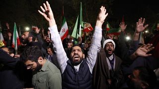 Irániak ünnepelnek Teheránban 2024. április 14-én hajnalban, az Izrael elleni dróntámadás bejelentését követően