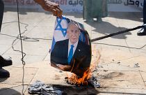 Benjámin Netanjahu fotóját égetik a palesztinokat támogató tüntetés résztvevői Rabatban 2024. április 5-én