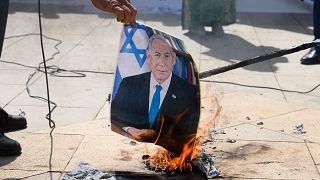 Benjámin Netanjahu fotóját égetik a palesztinokat támogató tüntetés résztvevői Rabatban 2024. április 5-én