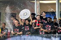 لاعبو ليفركوزن يحتفلون بالفوز بلقب الدوري الألماني في ليفركوزن بألمانيا.