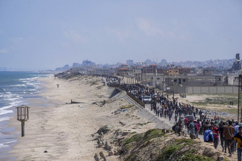Gli sfollati palestinesi in marcia per tentare di rientrare alle loro abitazioni nel nord della Striscia