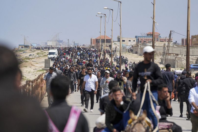 Yerlerinden edilmiş Filistinliler, Gazze Şeridi'nin merkezinden kentin kuzeyine geri dönmeye çalışıyor.