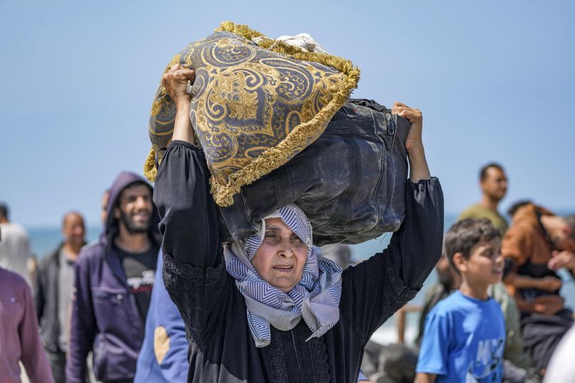 Yerlerinden edilmiş Filistinliler, Gazze Şeridi'nin merkezinden kentin kuzeyine geri dönmeye çalışıyor.