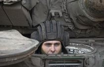 Ukrán katona les ki egy T-64-es tankból Csasziv Jarnál