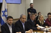 نتنياهو إلى جانب سموتريتش وأعضاء من الحكومة الإسرائيلية 