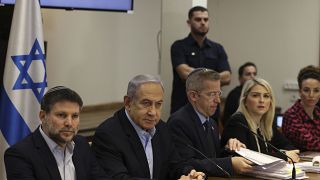 نتنياهو إلى جانب سموتريتش وأعضاء من الحكومة الإسرائيلية 