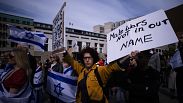 Persone partecipano a una manifestazione di solidarietà con Israele a Berlino, domenica 14 aprile 2024, dopo gli attacchi iraniani contro Israele della notte.