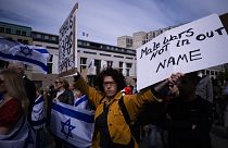 Pessoas participam numa manifestação de solidariedade com Israel em Berlim, domingo, 14 de abril de 2024, na sequência dos ataques iranianos a Israel durante a noite.