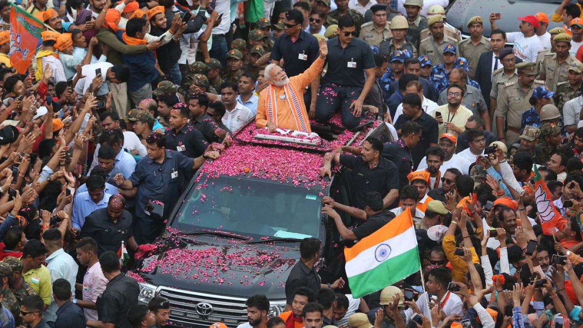 Hindistan Başbakanı Narendra Modi, seçim kampanyası için gittiği Varanasi'de kalabalığa el sallarken
