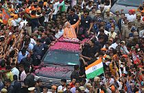 Hindistan Başbakanı Narendra Modi, seçim kampanyası için gittiği Varanasi'de kalabalığa el sallarken