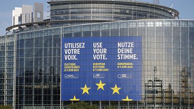 Здание Европейского парламента в Страсбурге с предвыборным плакатом