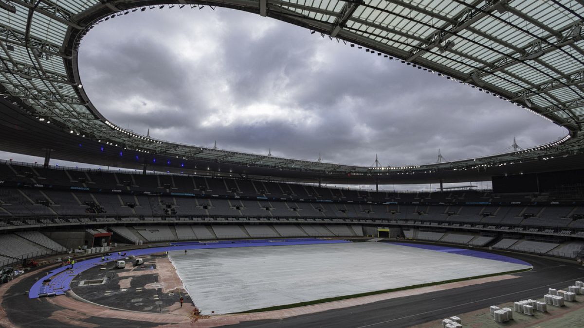 A francia elnök szerint a Szajna folyóra tervezett ünnepséget szükség esetén a Stade de France stadionban rendezhetik meg.