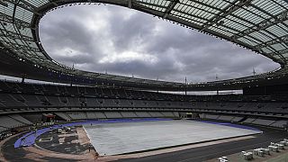 Le stade de France pourrait accueillir la cérémonie d'ouverture des JO en cas de menace trop élevée sur la sécurité, selon Emmanuel Macron.