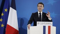 El presidente francés, Emmanuel Macron, se dirige a una conferencia de prensa al final de una cumbre de la UE en Bruselas, el 22 de marzo de 2024.